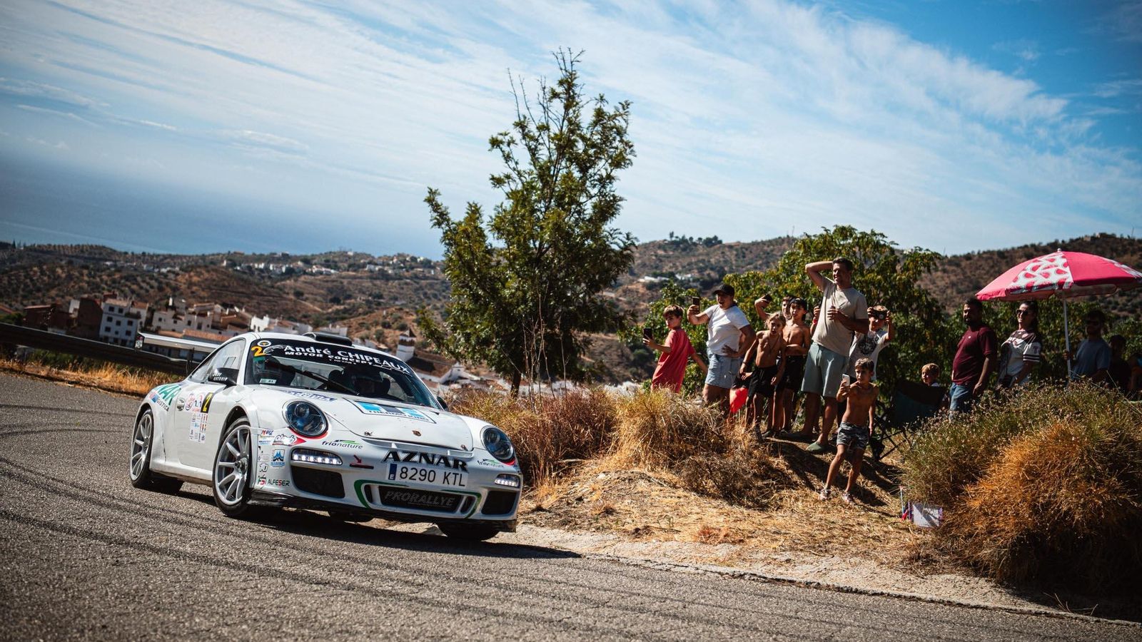 José Antonio Aznar a su paso con su vehículo por uno de los tramos del circuito del Rallye Gibralfaro-Axarquía.