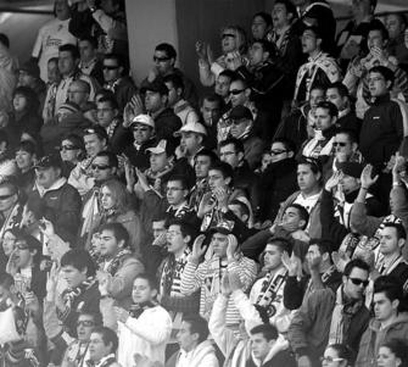 Los cadistas que se desplazaron al Sánchez-Pizjuán sólo estuvieron tranquilos en las gradas.