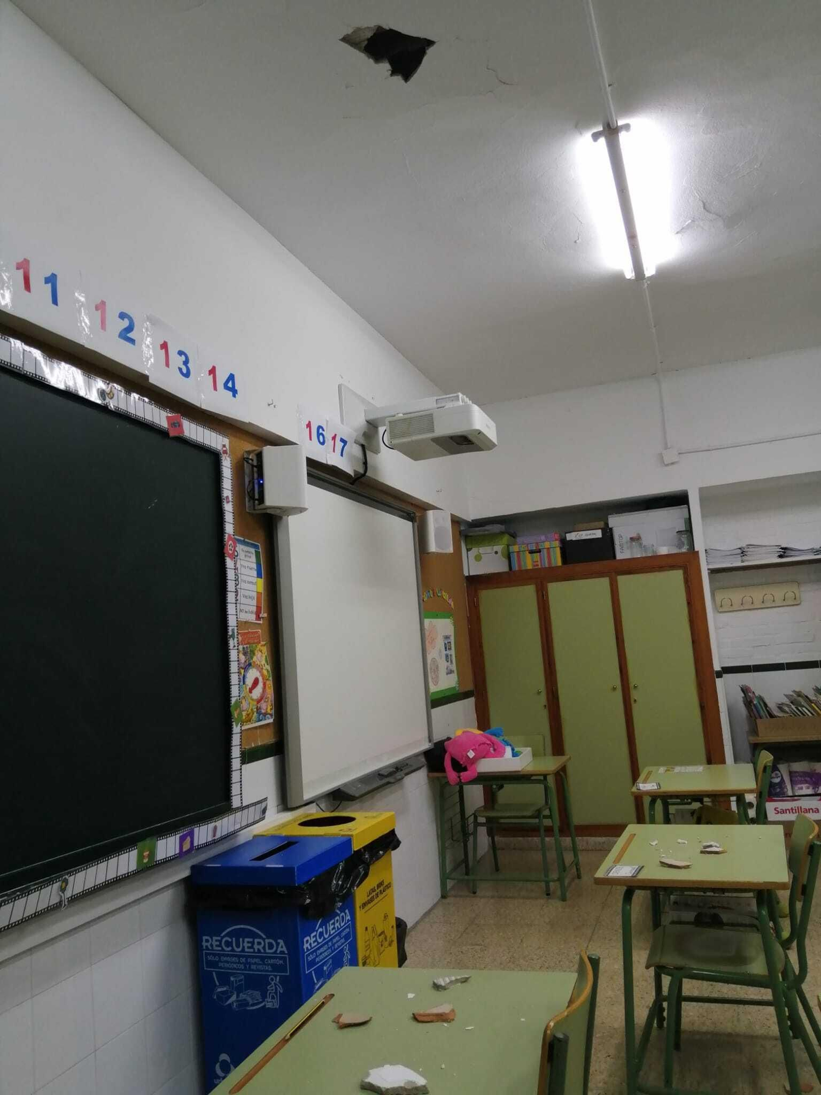 Desprendimiento del techo del aula del colegio San Ignacio. Desprendimiento del techo del aula del colegio San Ignacio.