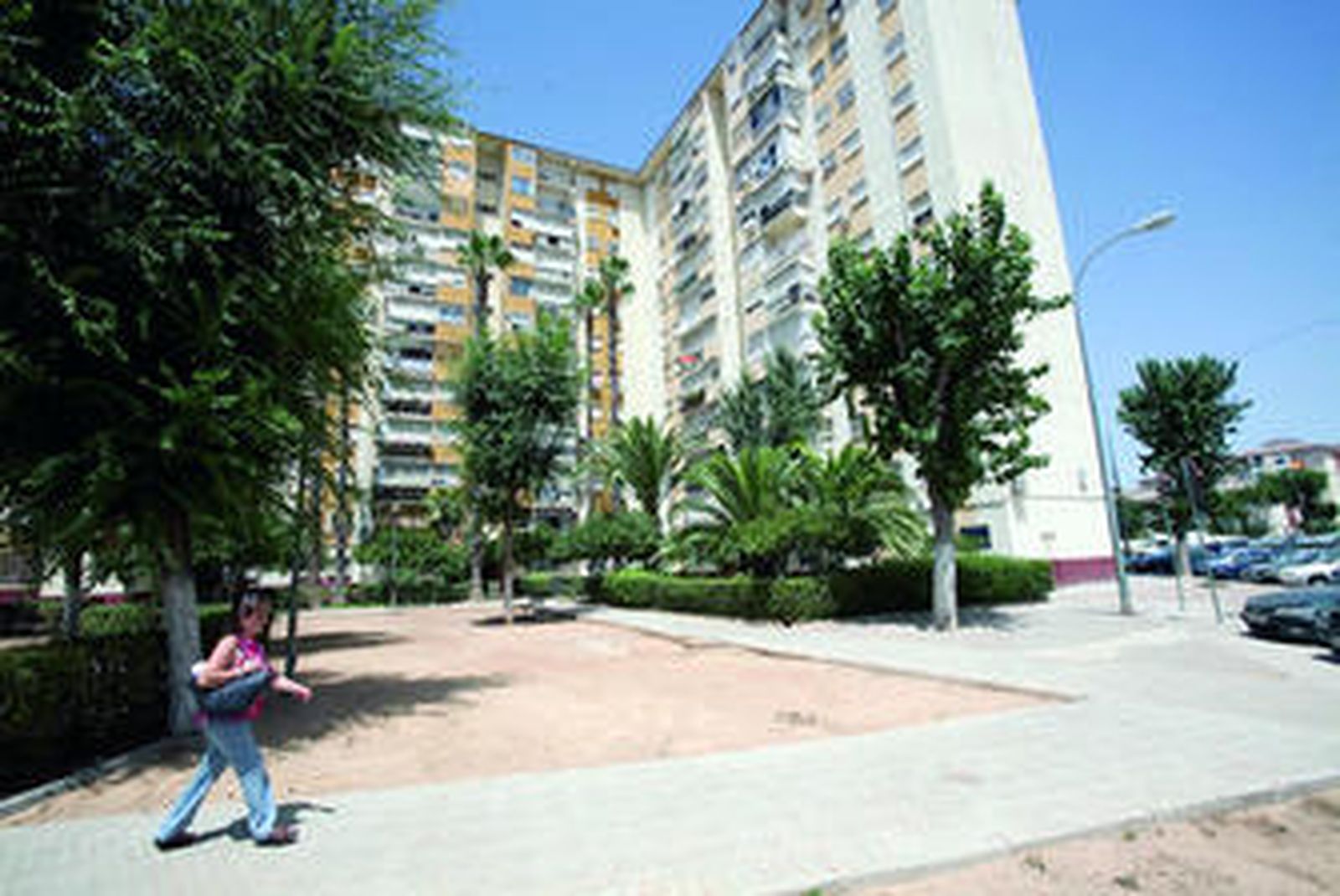Una vecina cruza frente a los bloques de la Plaza de Bil Rambla, la segunda plaza que se rehabilitará integralmente.