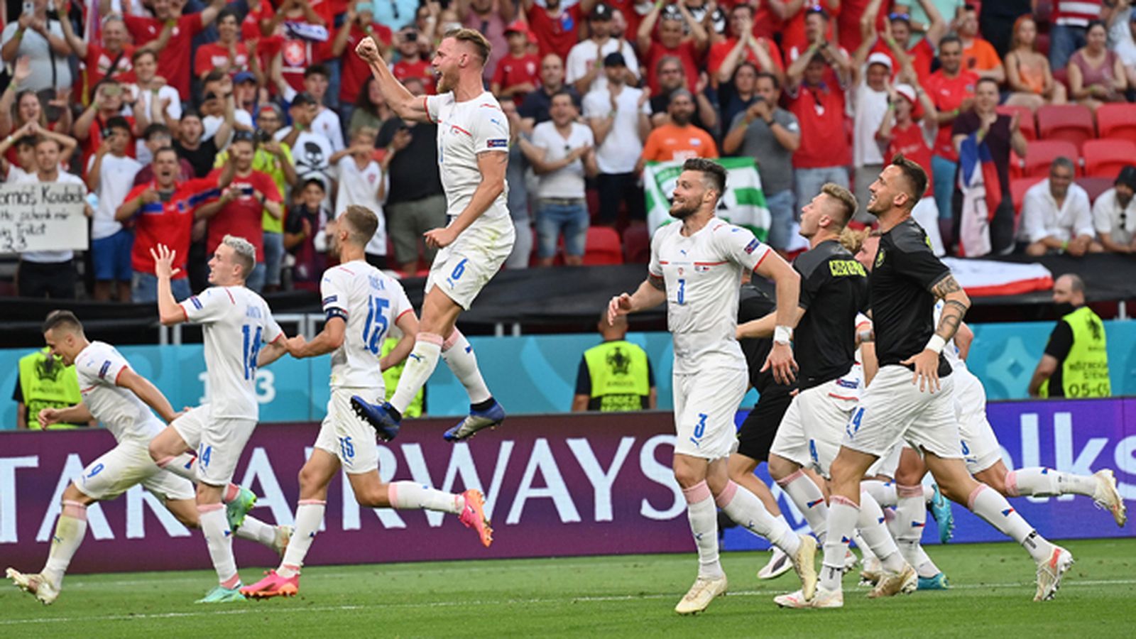 Los jugadores checos celebran su pase a cuartos.