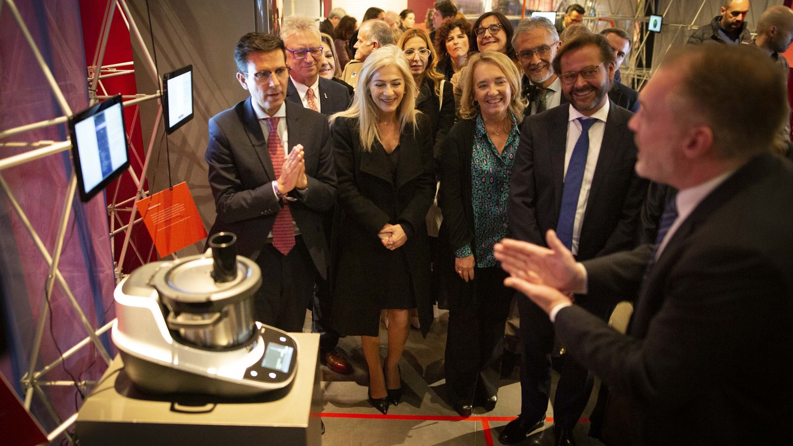 Gregor Isenbort explica el área de la muestra dedicada a la IA en casa, donde figuran desde un robot de cocina a un robot aspirador.