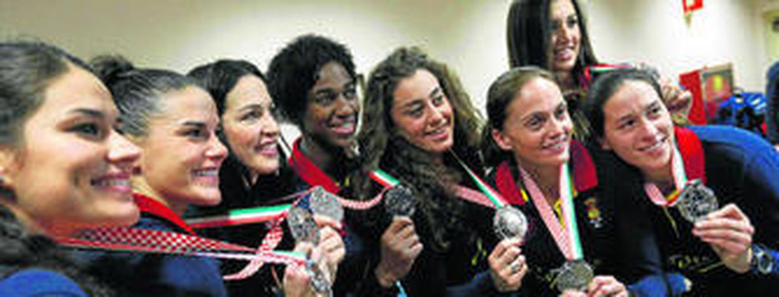 Varias jugadoras de la selección de balonmano posan a su llegada al aeropuerto Adolfo Suárez-Madrid Barajas con la medalla de plata del Europeo.