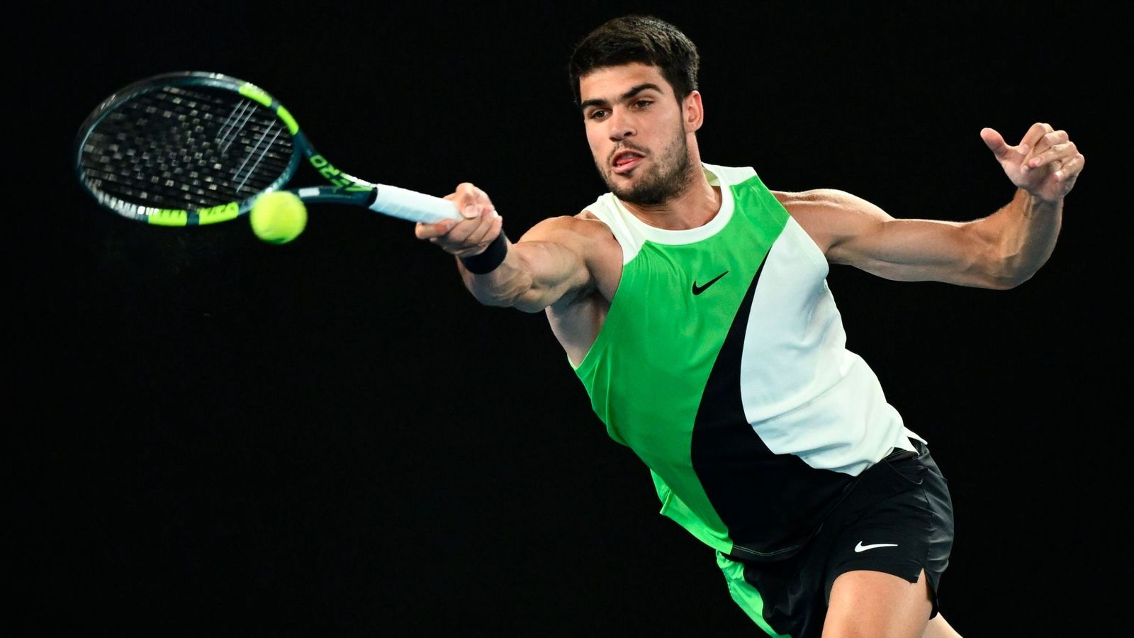El español Carlos Alcaraz en acción durante su partido de cuartos de final contra el australiano Alex de Miñaur en el Abierto de Australia.