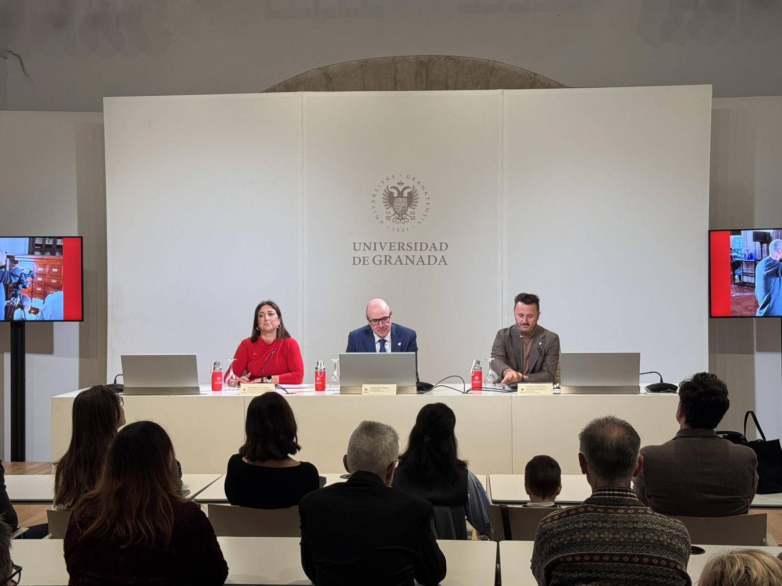 Momento de la rueda de prensa en la que participaron el rector de la Universidad de Granada, Pedro Mercado, el vicerrector para los Campus de Ceuta y Melilla, Planificación Estratégica y Comunicación, Salvador del Barrio, y la vicerrectora de Extensión Universitaria, Patrimonio y Relaciones Institucionales, Marga Sánchez Romero.