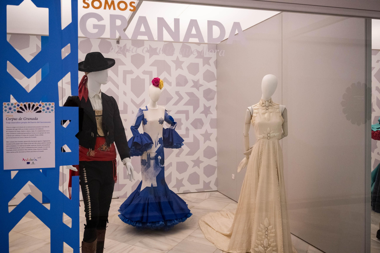 Todos los detalles de los diseños de la exposición 'Somos abril'