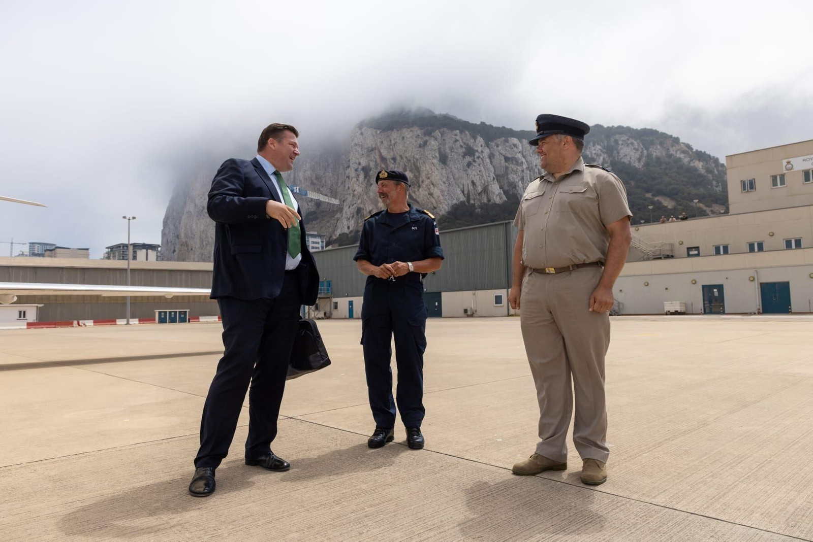 James Heappey, a la izquierda, a su llegada a Gibraltar. James Heappey, a la izquierda, a su llegada a Gibraltar.