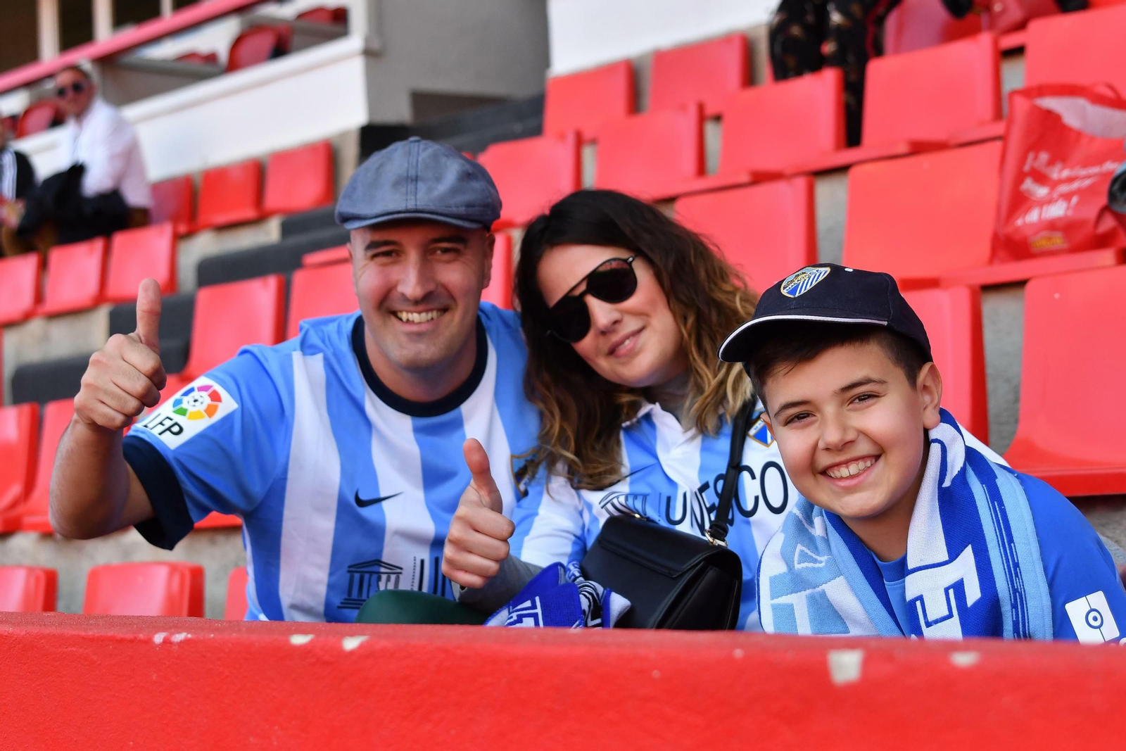 Aficionados blanquiazules en las gradas del Nou Estadi.
