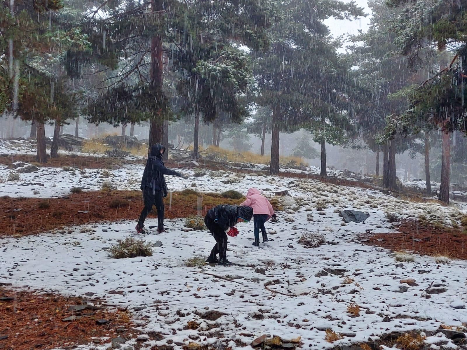 Los niños juegan con la nieve en Bacares