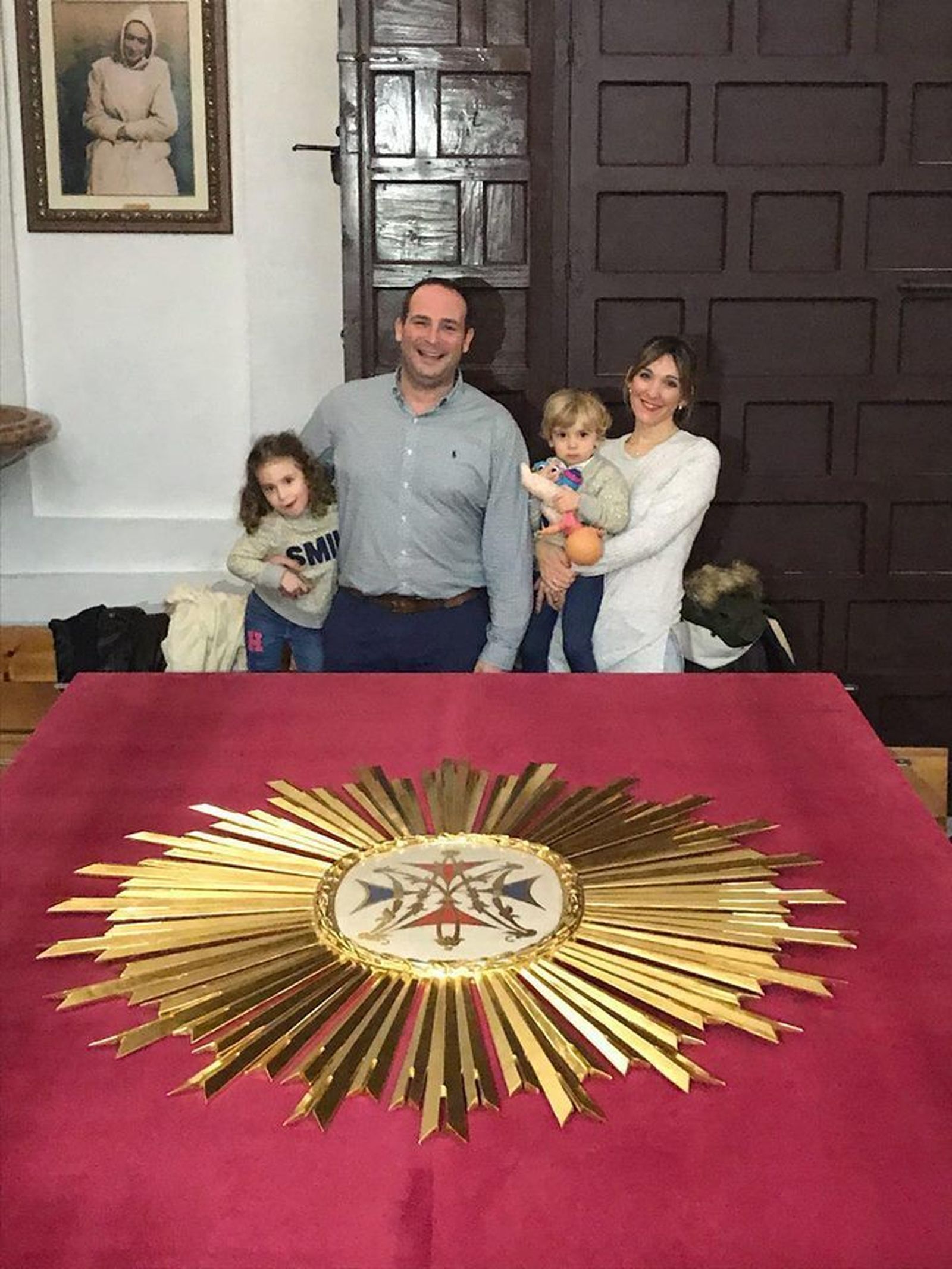 La familia Saint-Gerons Ruiz posa con la gloria donada.