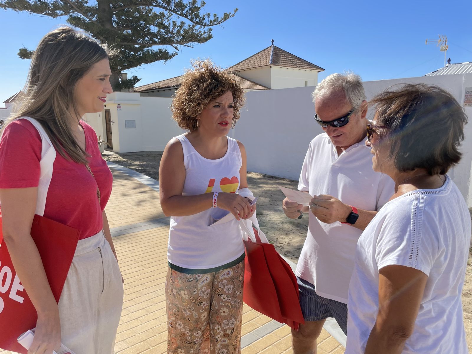 María Eugenia Limón, durante un reparto electoral en Islantilla este domingo.