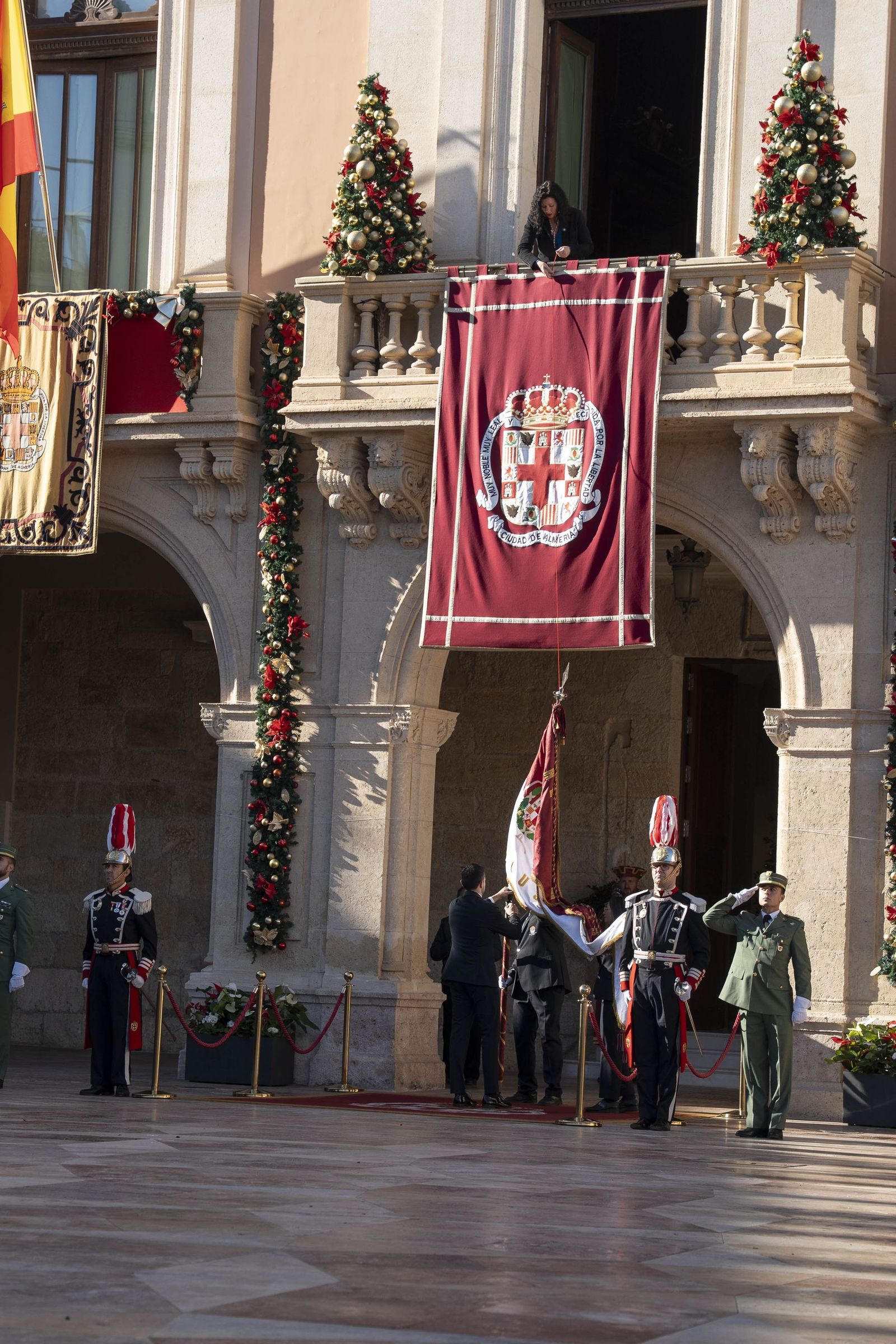El Pendón vuelve a alzarse en Almería: memoria y ciudad bajo la luz de diciembre