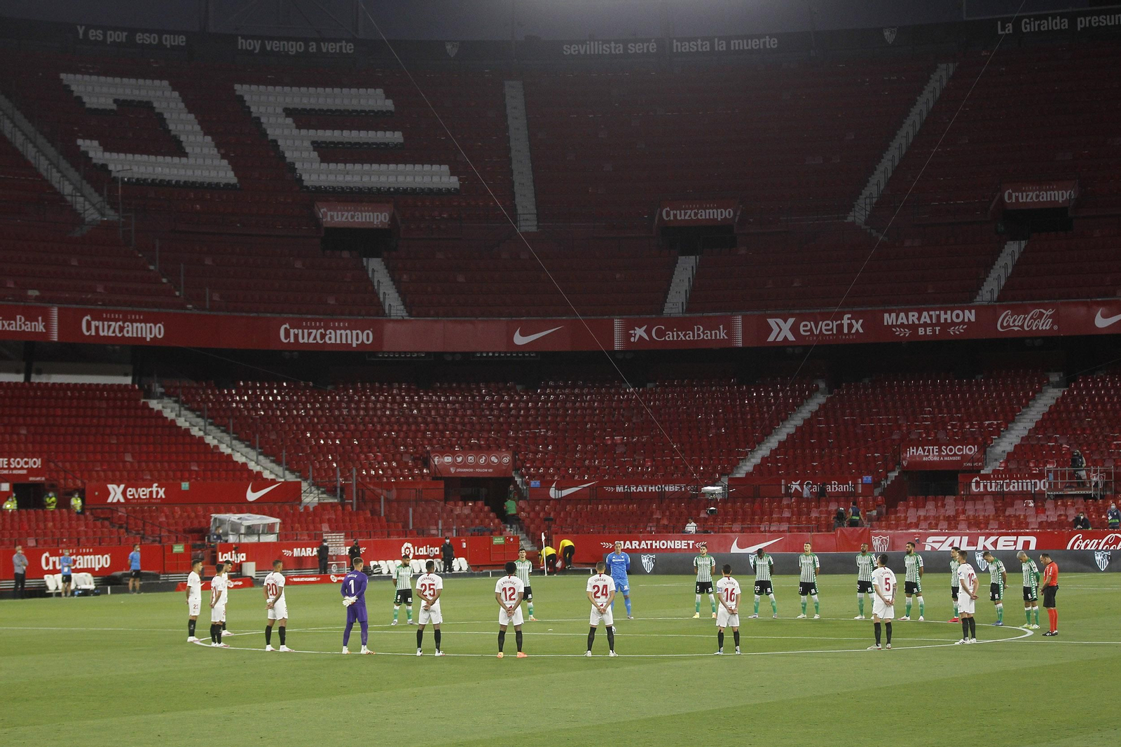 Los jugadores de Sevilla y Betis, antes del derbi que reabrió la Liga en 2020.