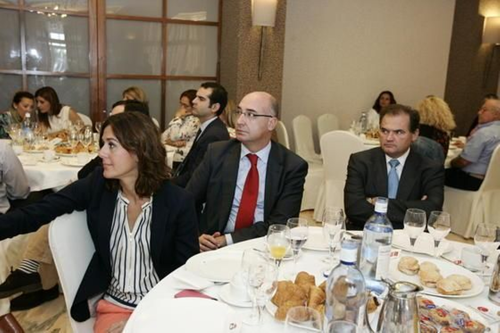 Belén Martínez (Plataforma Publicidad), Francisco Carmelo Piña, director de zona de Banco Santander, y Francisco Rivas, director general del Grupo Oliveros

Foto: Rafael G. / Javier Alonso