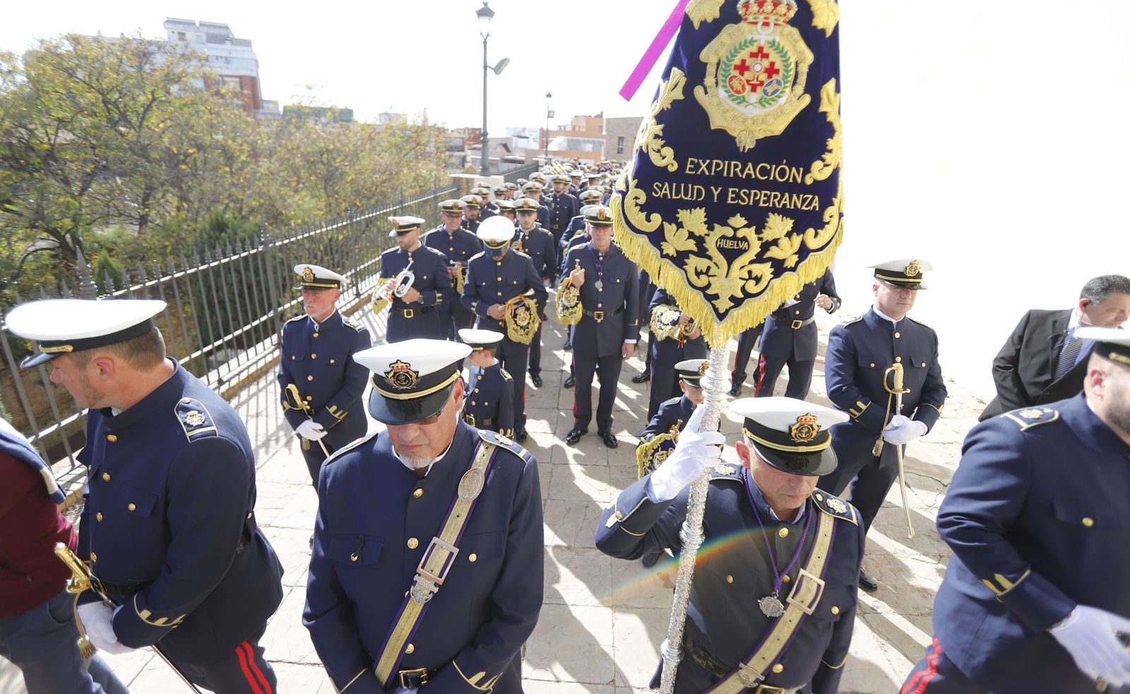 La Hermandad del Descendimiento en su recorrido por las calles de Huelva el Viernes Santo