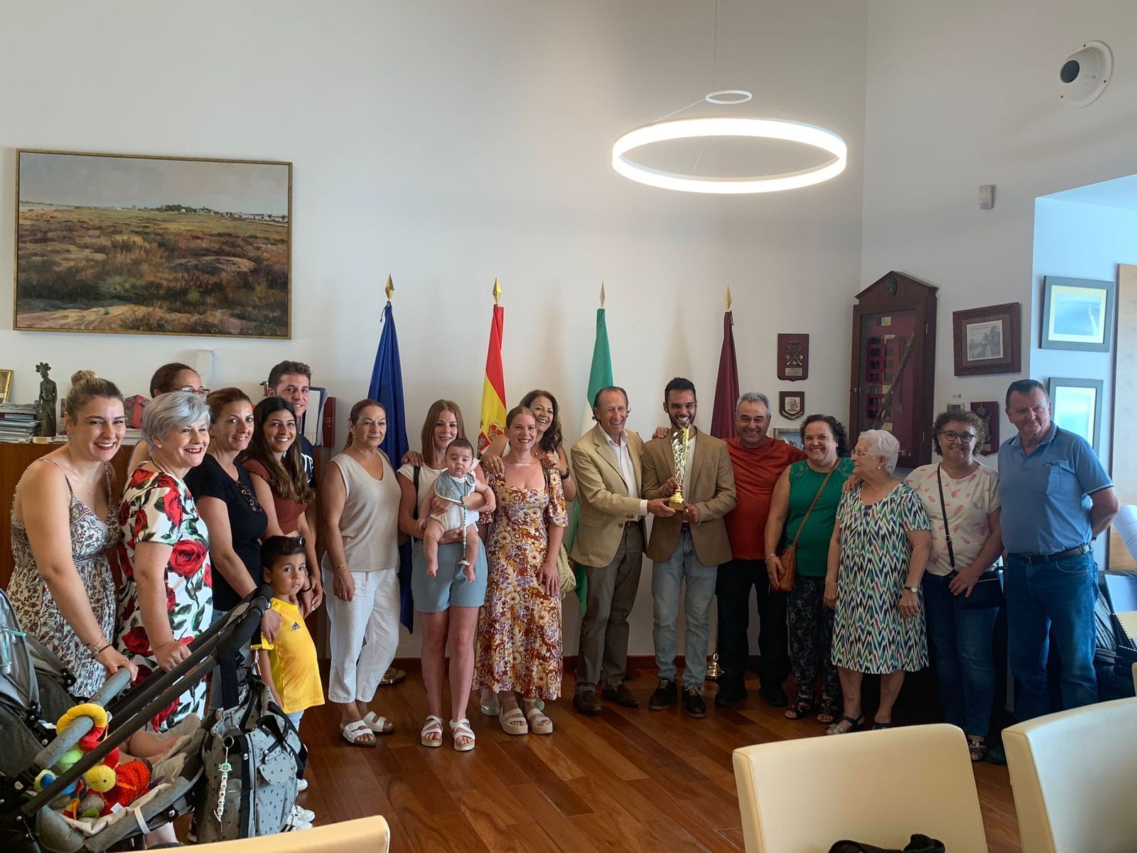 El acto contó con la presencia del alcalde, el delegado municipal de Juventud, familiares y amigos del homenajeado.