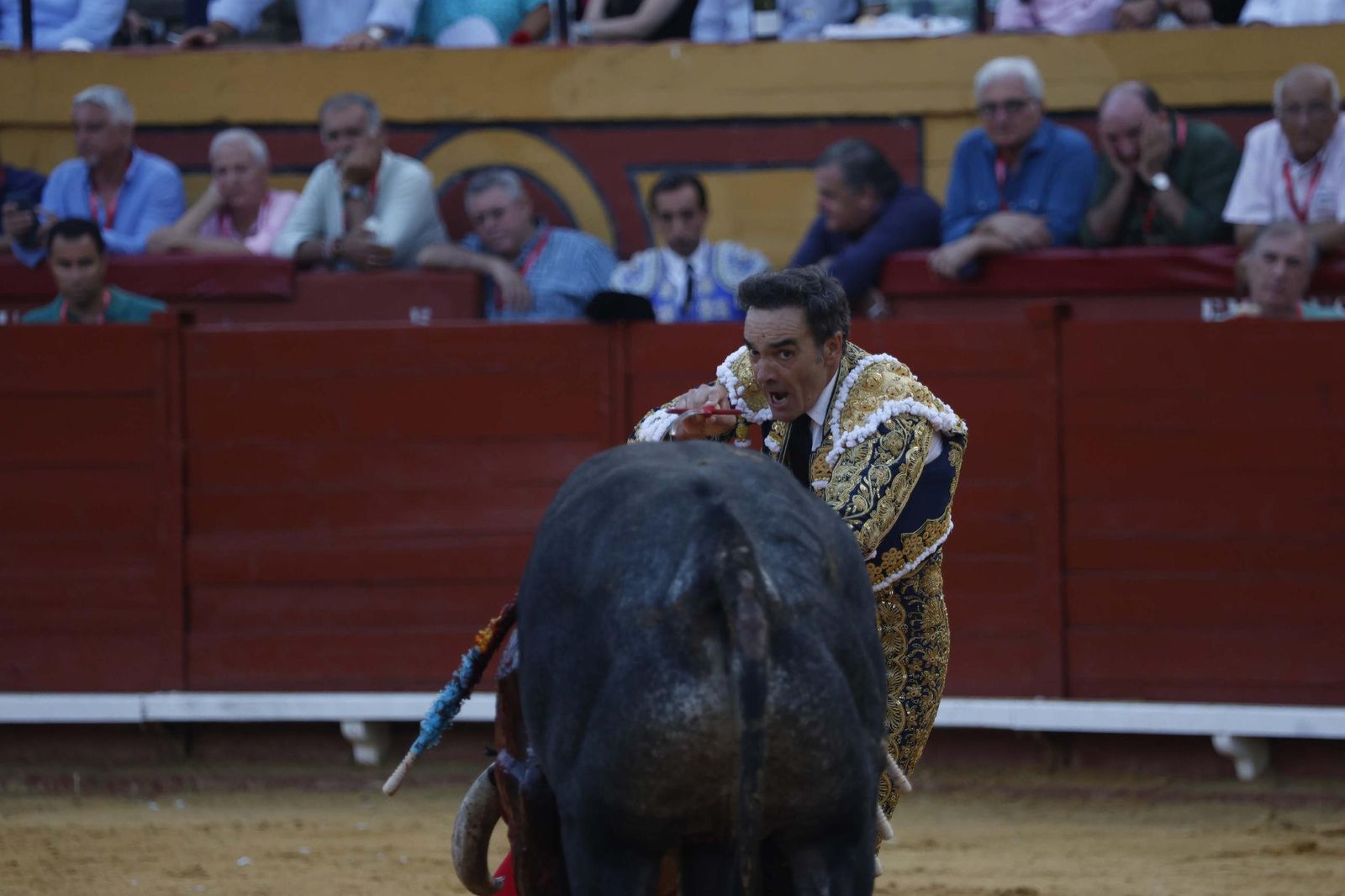 Una decepcionante corrida de Miura con Esaú Fernández a hombros cierra Algeciras