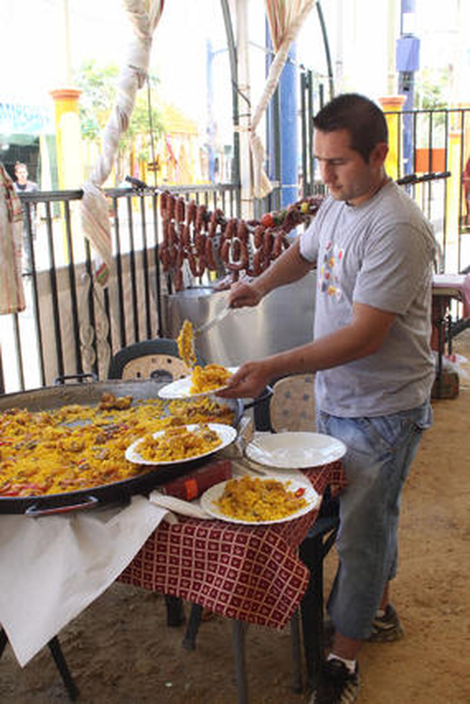 Los algecireños viven intensamente la jornada del sábado en la Feria. 

Foto: Vanessa Perez