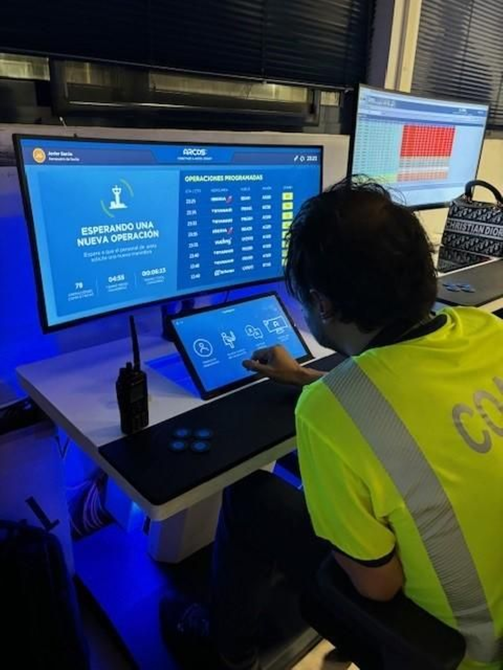 Técnico frente al pupitre de control de las pasarelas de embarque