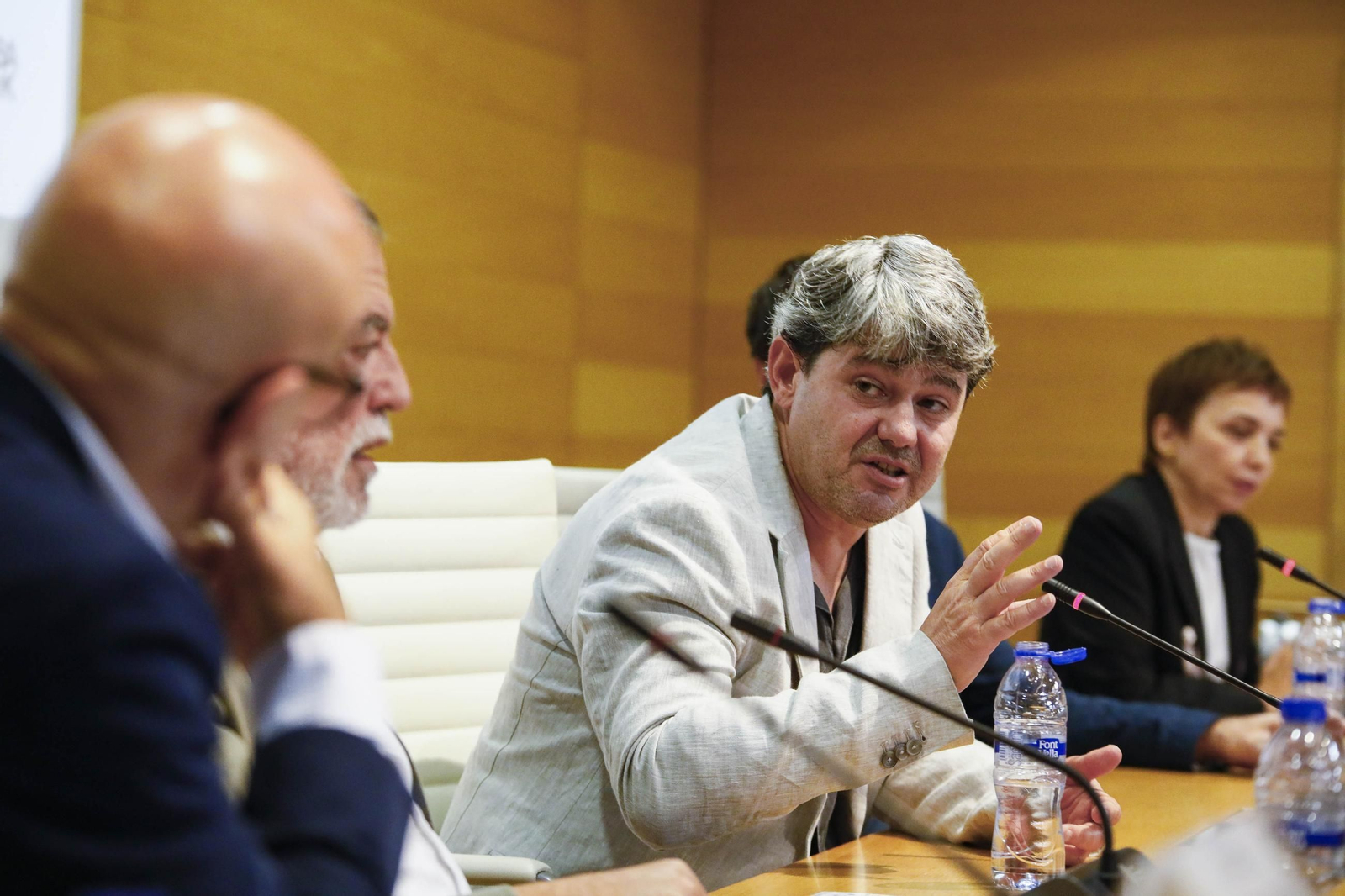 Carmen Mola presenta su libro "El clan" en la Casa de las mariposas de Almería, en imágenes