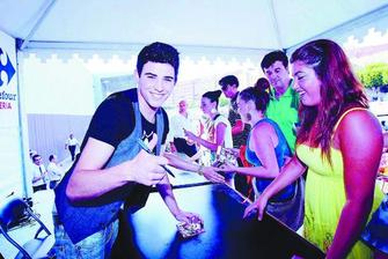 Ángel Capel durante la firma de discos en Carrefour, en Almería, semanas antes de ser expulsado de la Academia.