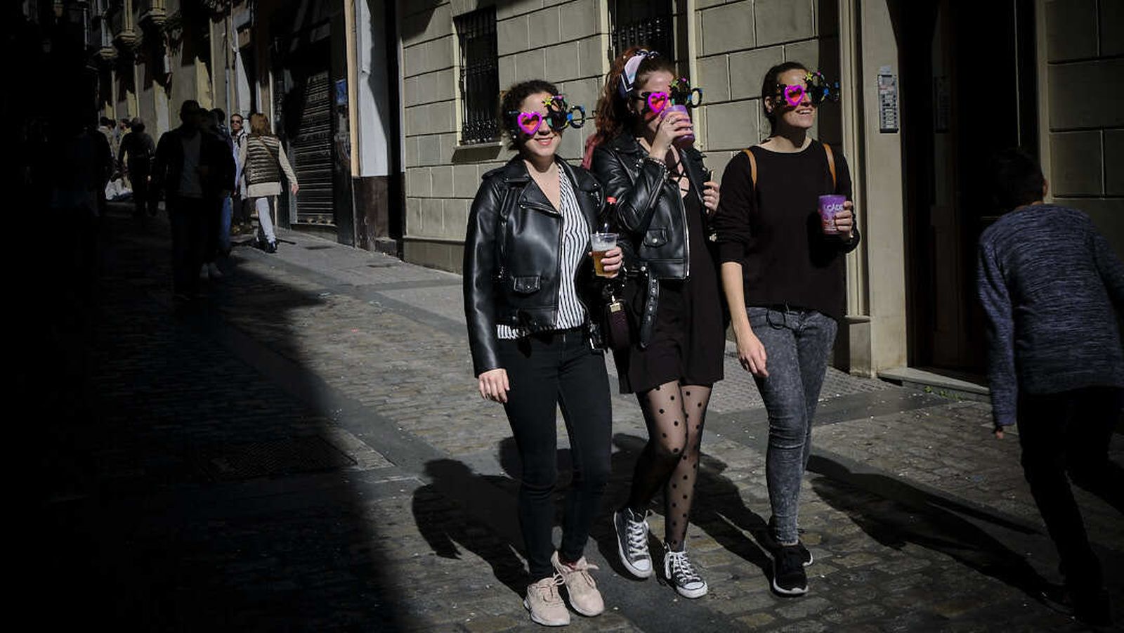 Disfraces por la calle Sagasta.