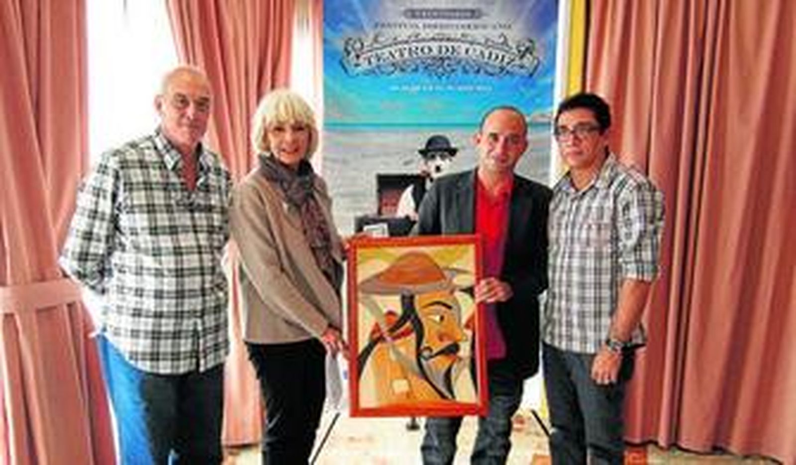 Los asistentes al homenaje posan con el cuadro que fue entregado al FIT.