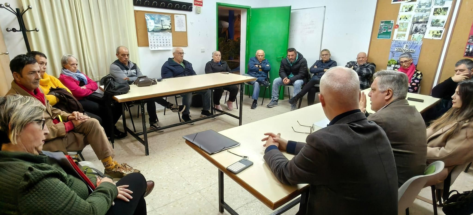 Un momento de la reunión entre los concejales socialistas y los representantes vecinales.