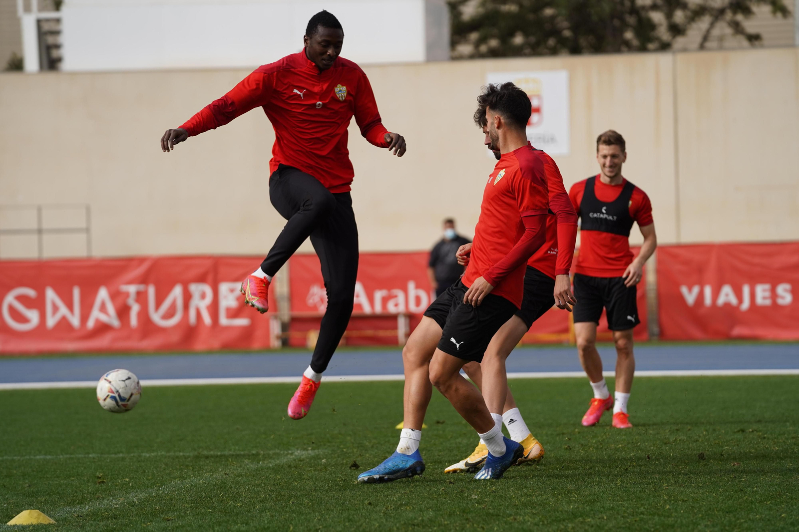 Umar Sadiq salta durante un entrenamiento con el Almería.