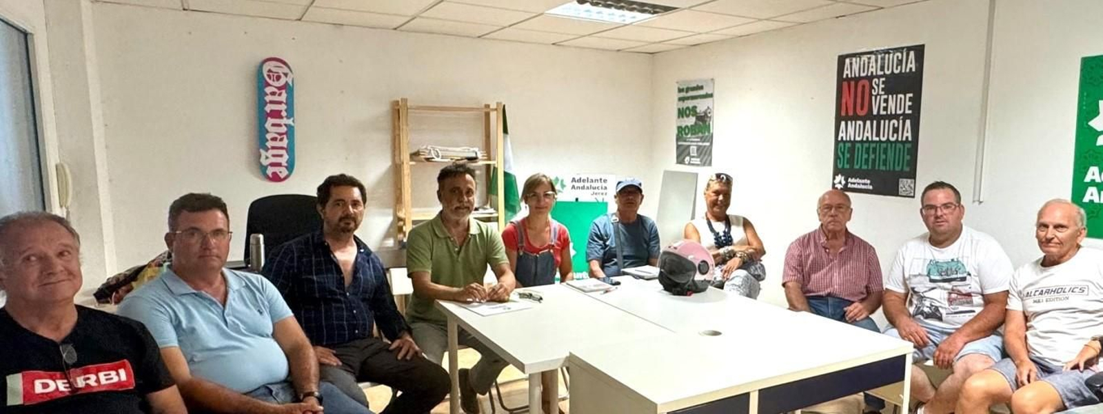 Carlos Fernández, junto a los miembros de la plataforma.