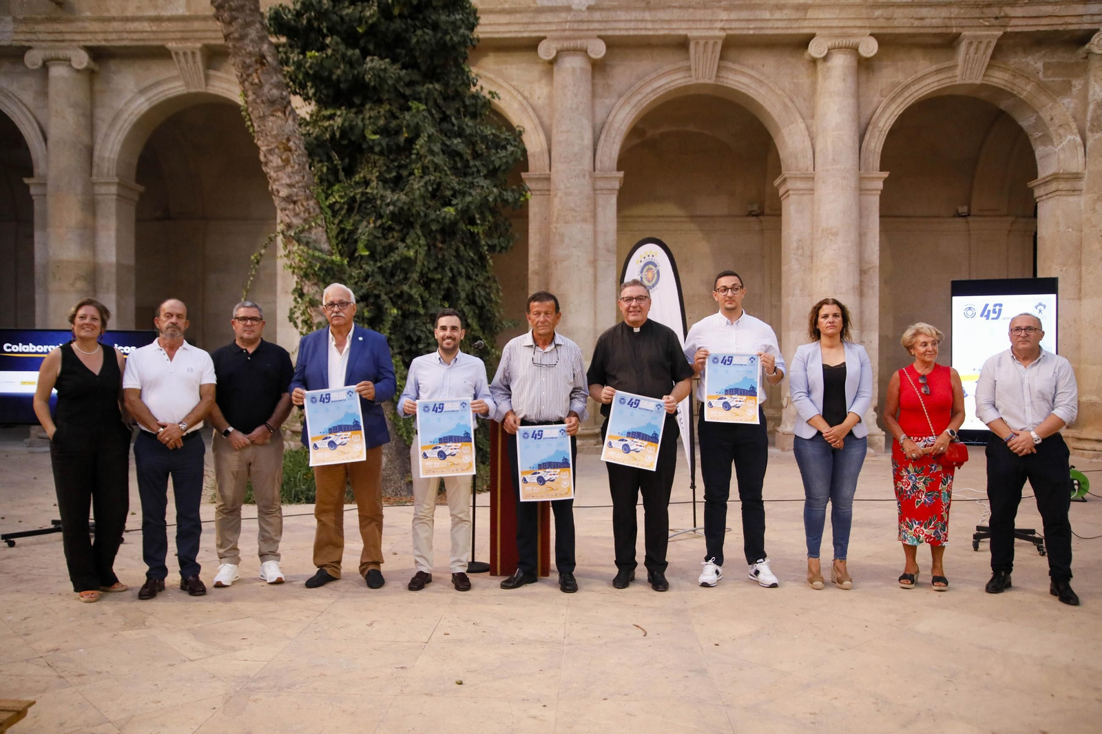 Las autoridades presentes posan con el cartel de la 49 edición del Rallye Costa de Almería en el patio del claustro de la Catedral.