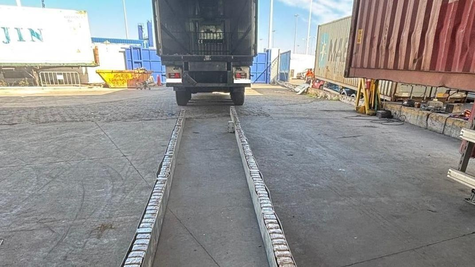 Vídeo de la operación conjunta de la Agencia Tributaria y la Guardia Civil en Algeciras en seis camiones cargados de hachís