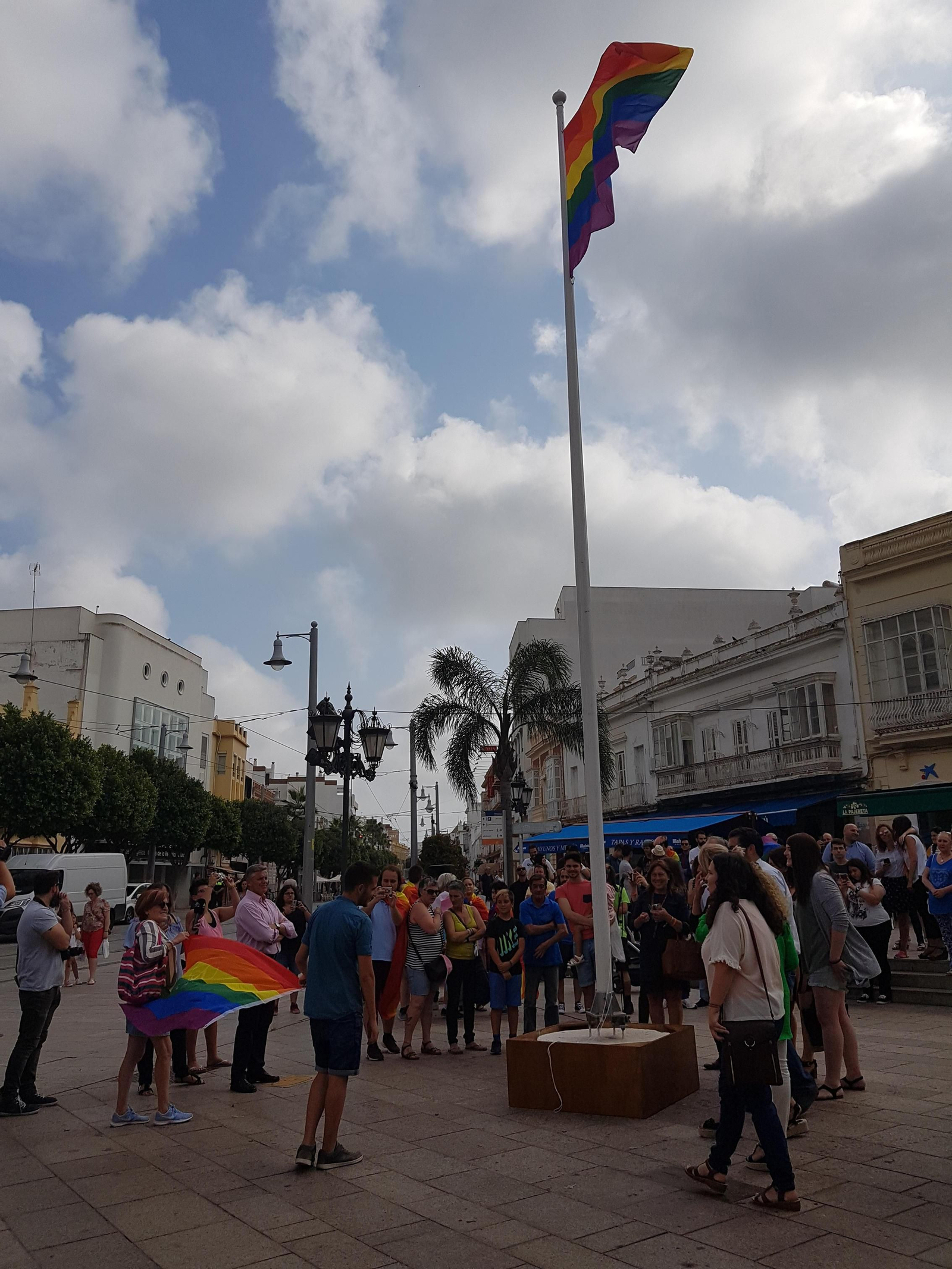 Izado de la bandera arcoiris, ayer en la Plaza de la Iglesia.