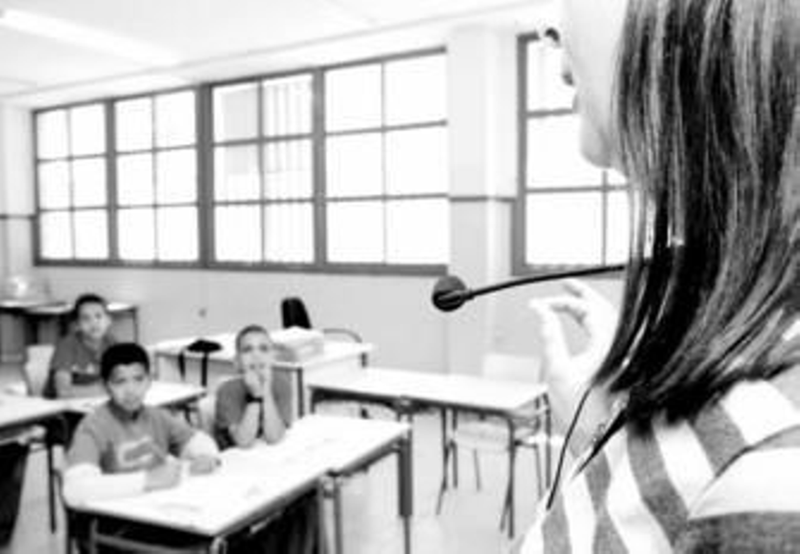 Una profesora imparte clase con el megáfono en el colegio Josefina Baró de El Puche.