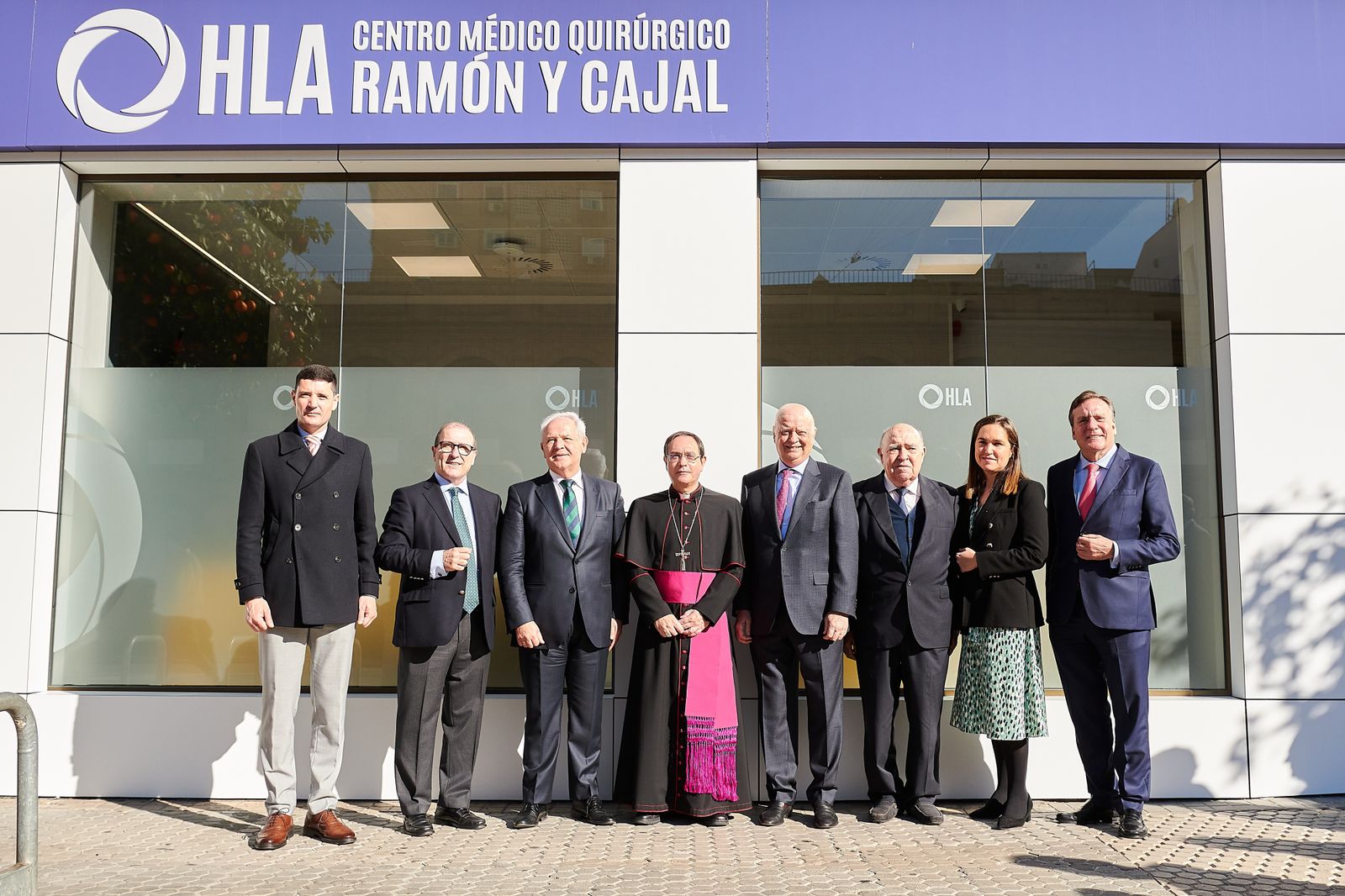 Foto de familia de las autoridades asistentes al acto de inauguración del nuevo centro médico quirúrgico HLA Ramón y Cajal.