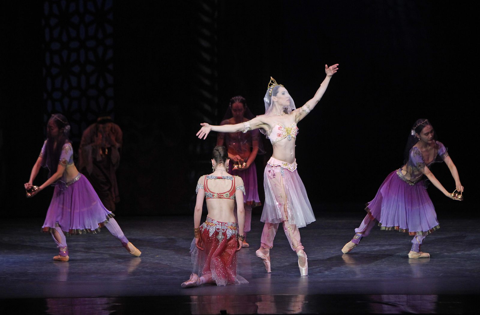 Las imágenes de 'La Bayadera' del Ballet Nacional Checo, en el Teatro de la Maestranza