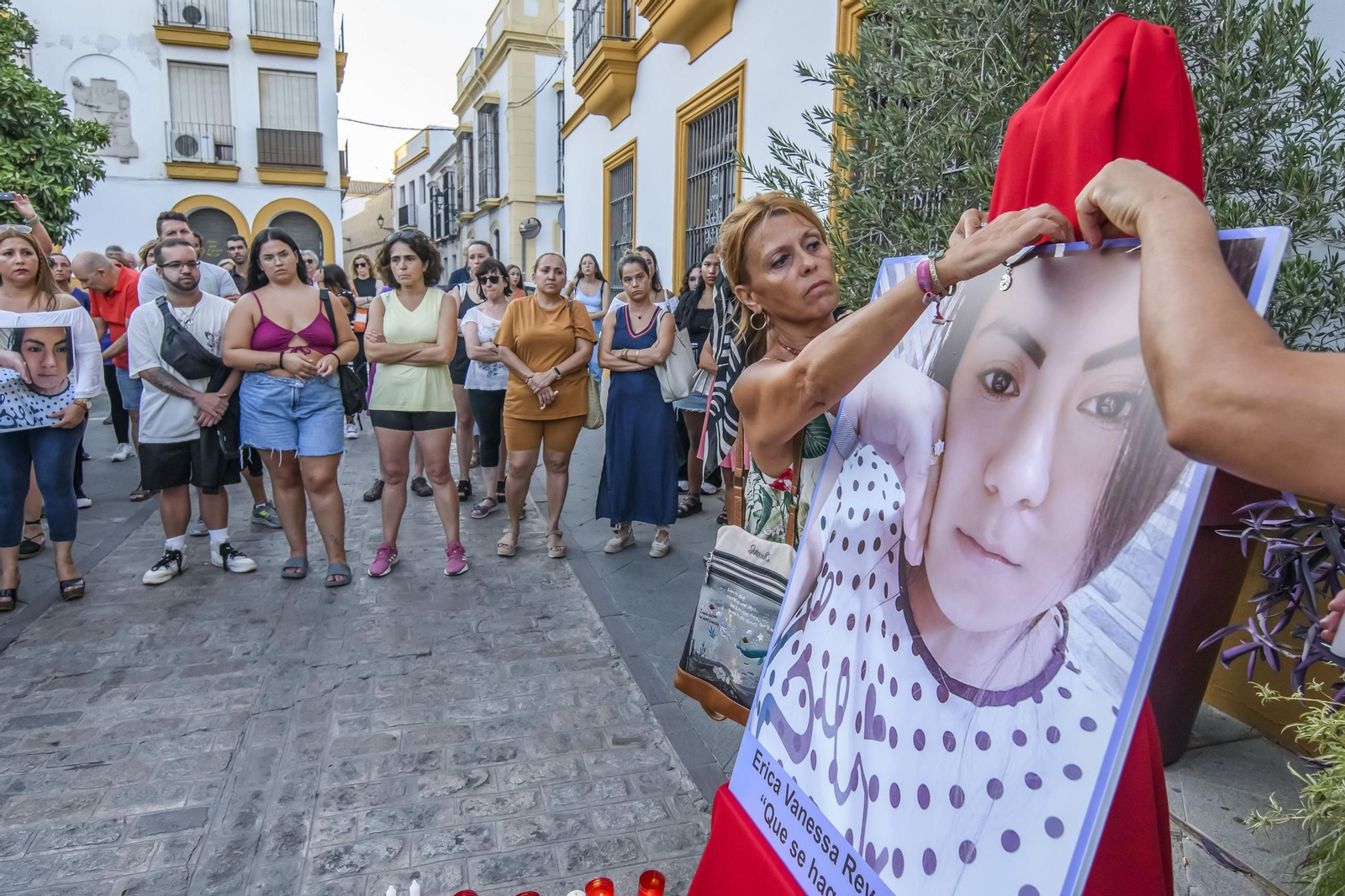 Vecinos de la localidad sevillana de Utrera, en una concentración ante el Ayuntamiento en memoria de Erica Vanessa Reyes Álvarez, la joven nicaragüense asesinada en la localidad.