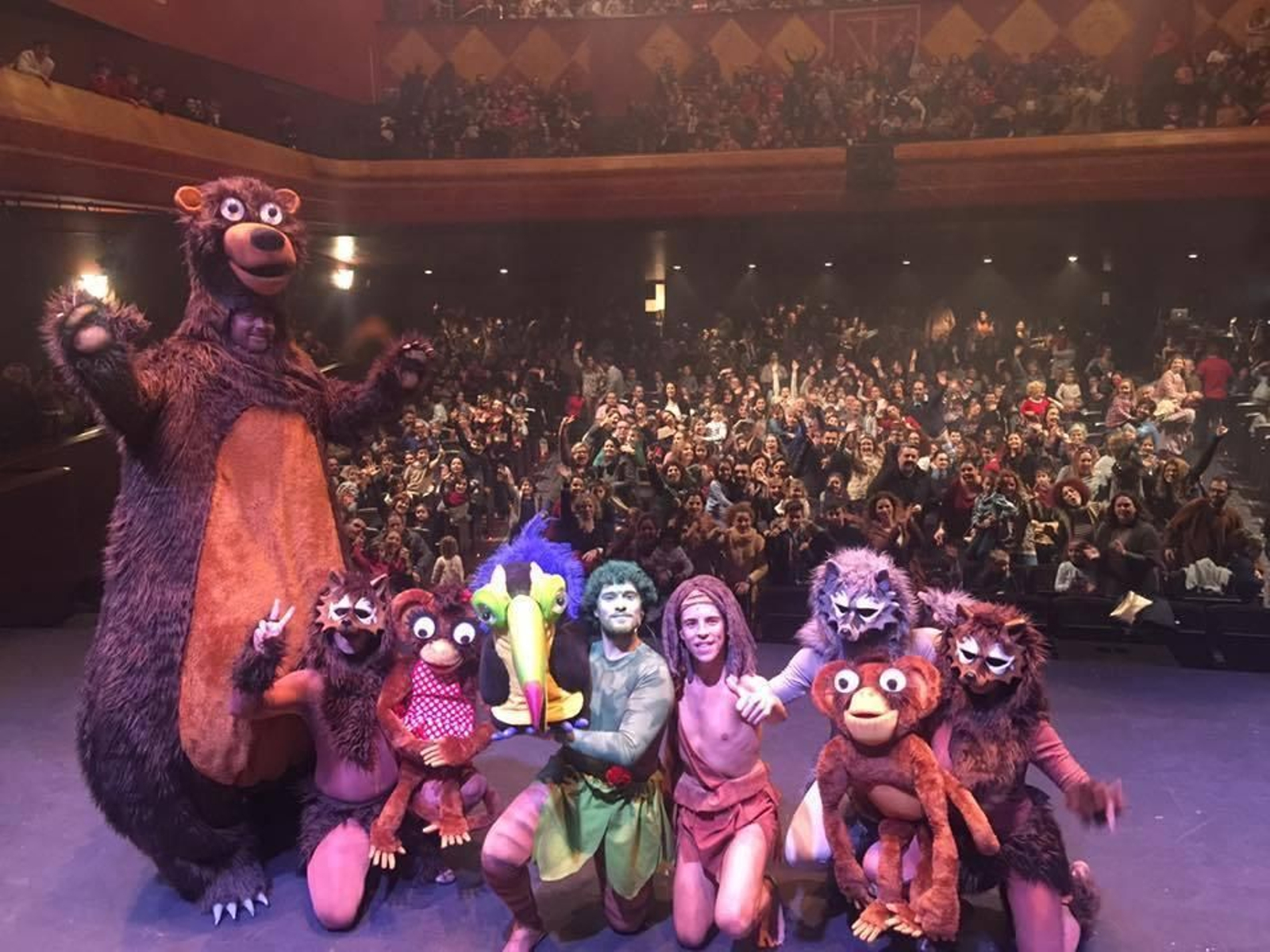 Los integrantes del musical posan con el patio de butacas del Villamarta a rebosar.