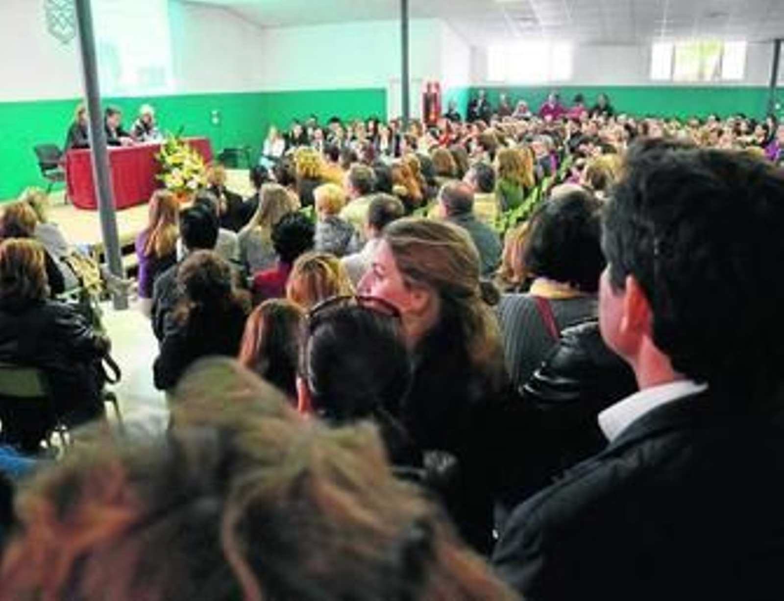 Los titulares y la directora del colegio el miércoles explicando el nuevo proyecto a los padres de alumnos.