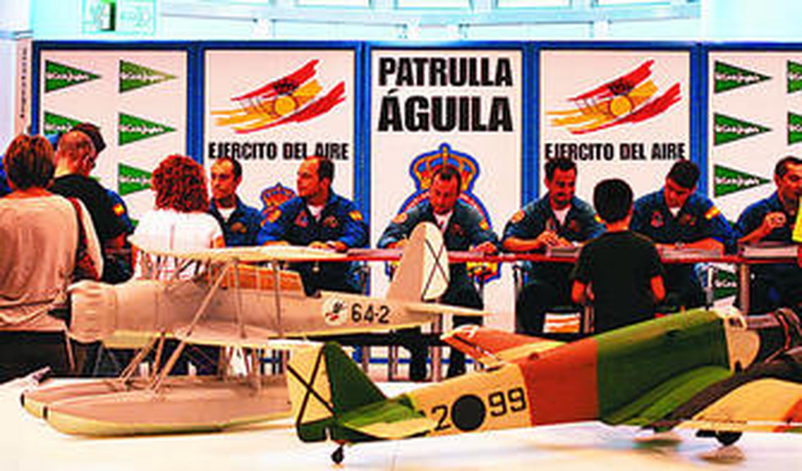 Miembros de la Patrulla Águila firman posters en El Corte Inglés.