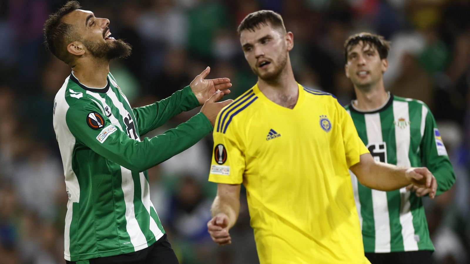 Borja Iglesias se lamenta en una acción del partido.