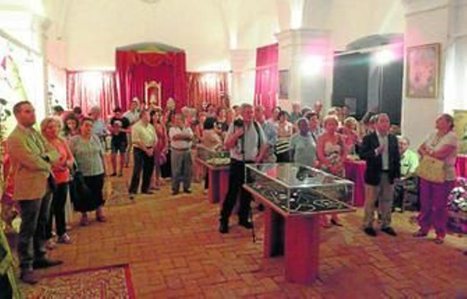 Sayas, tocas de sobremanto, ajuar y orfebrería forman parte de esta exposición.