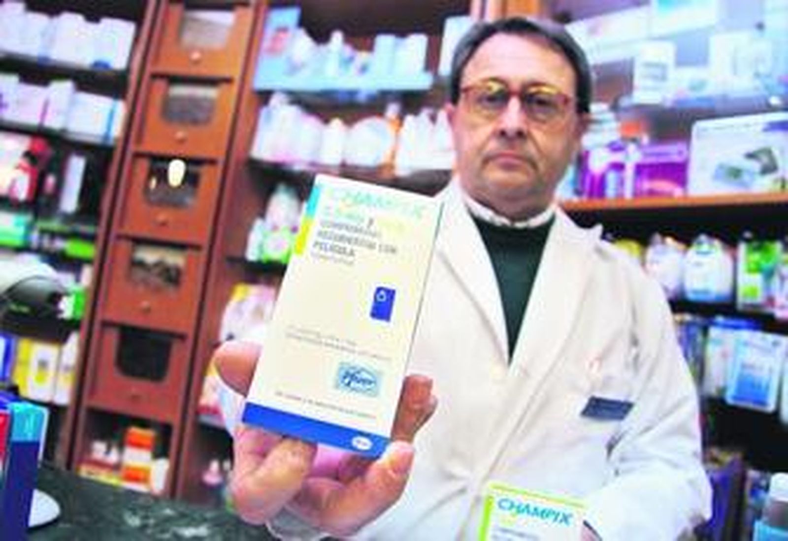 Un farmacéutico muestra un tratamiento contra el tabaquismo.
