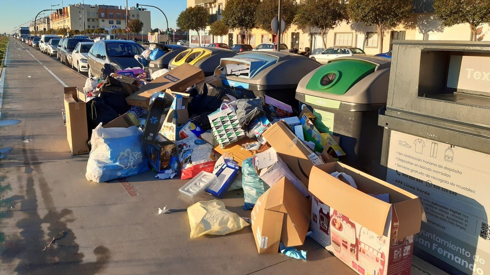 Residuos, cajas de cartón y envoltorios depositados en la noche de Reyes. Residuos, cajas de cartón y envoltorios depositados en la noche de Reyes.