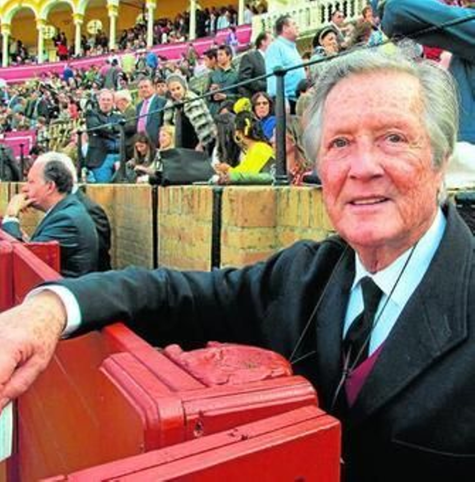 Limeño, en el callejón de la plaza de toros de la Real Maestranza de Sevilla.