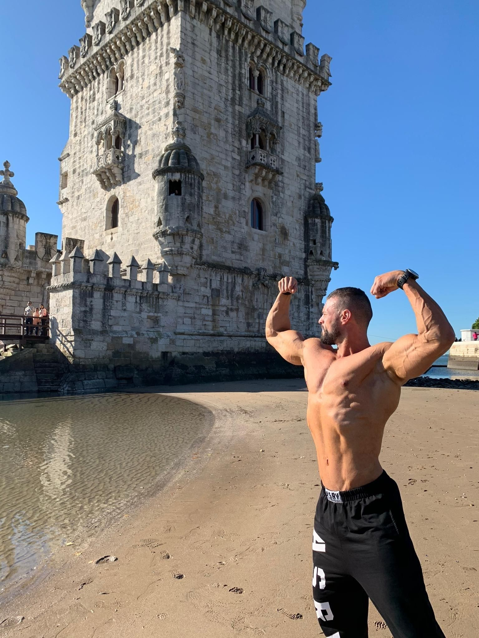 Andrés Pérez exhibe sus músculos.