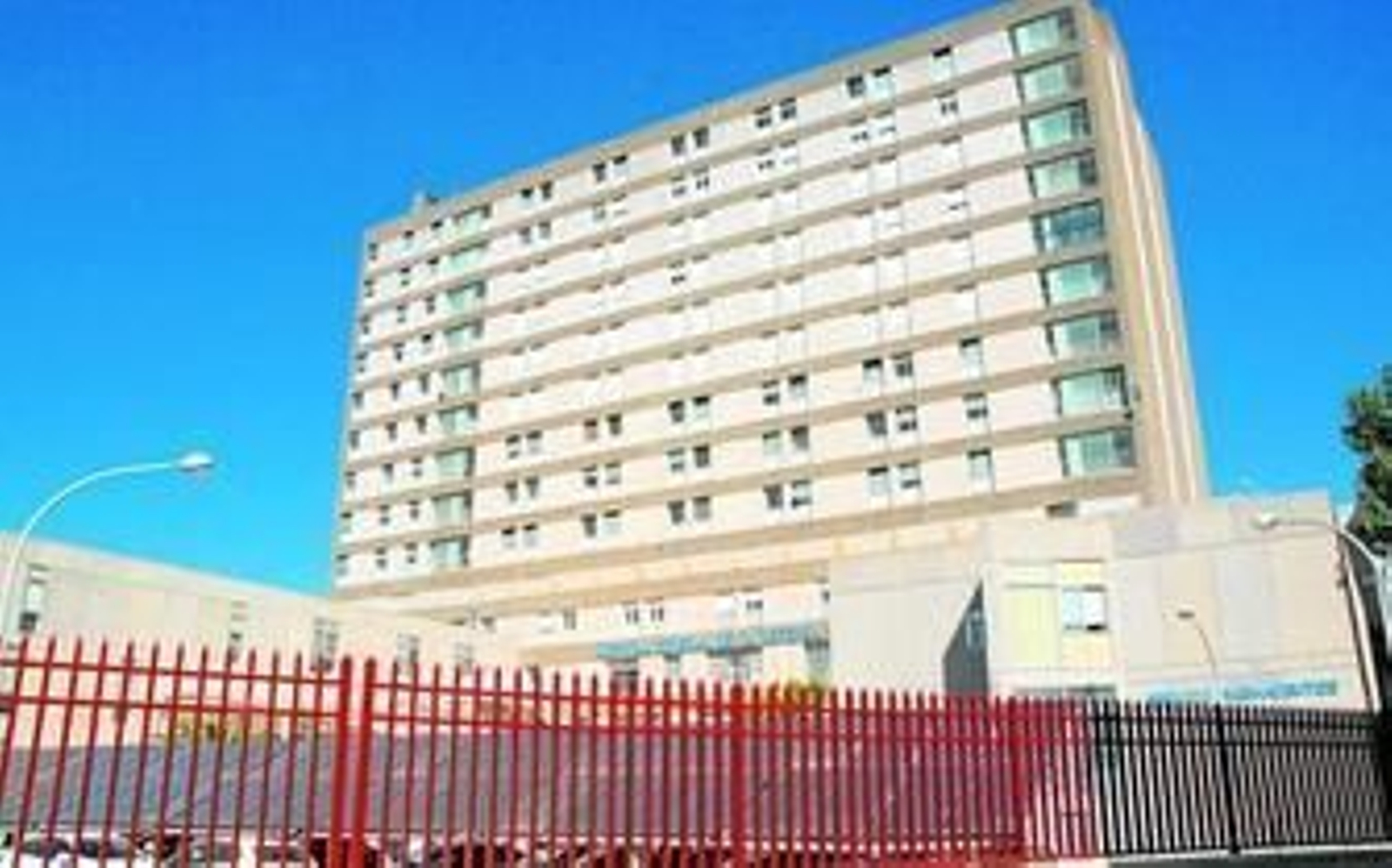 Fachada principal del hospital de San Carlos.