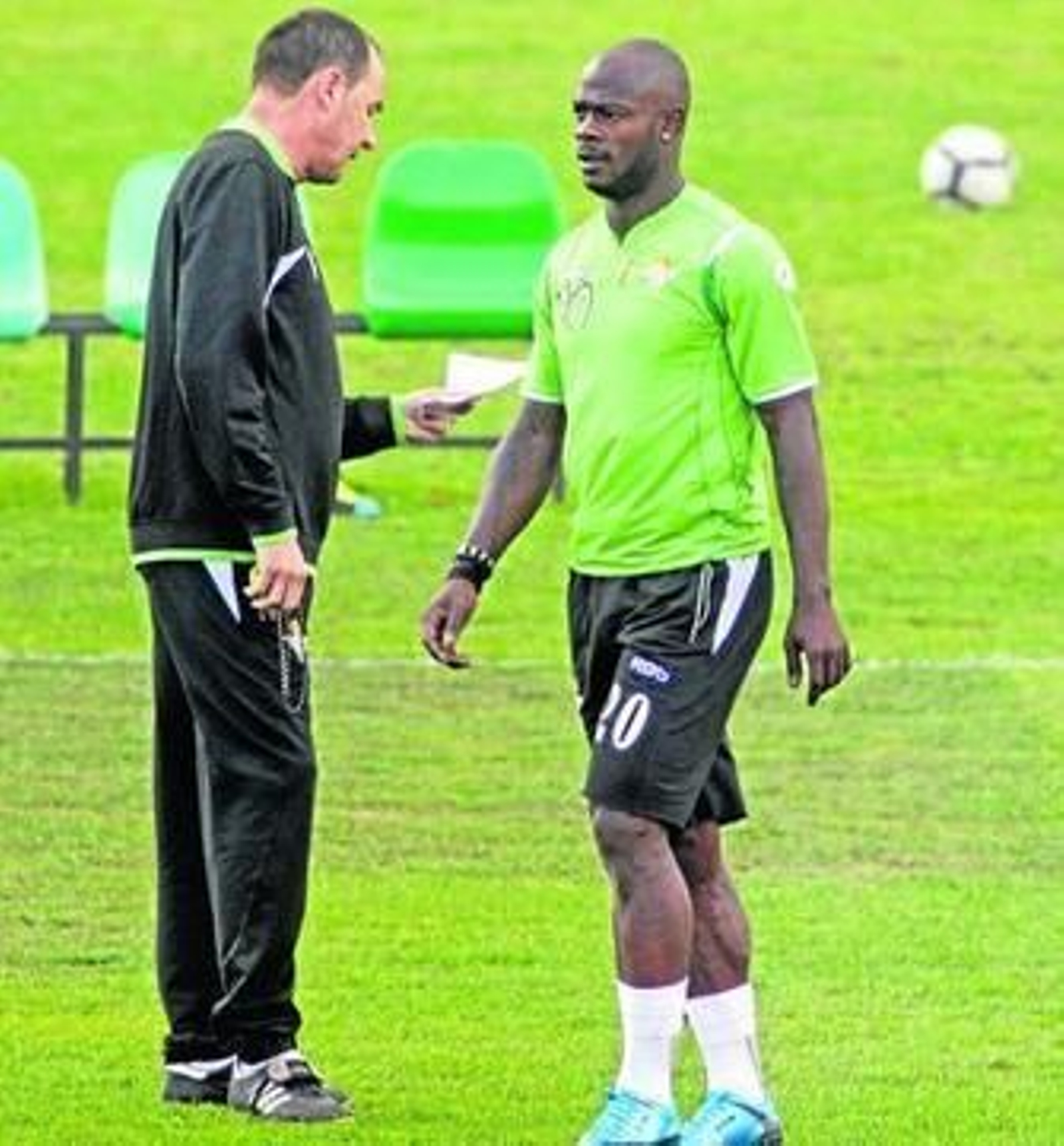 Víctor Fernández repasa unas anotaciones, con Emana justo a su lado.