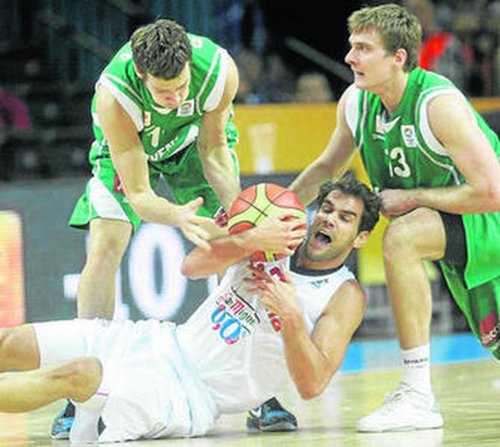 Goran y Zoran Dragic pelean con Calderón por un balón.