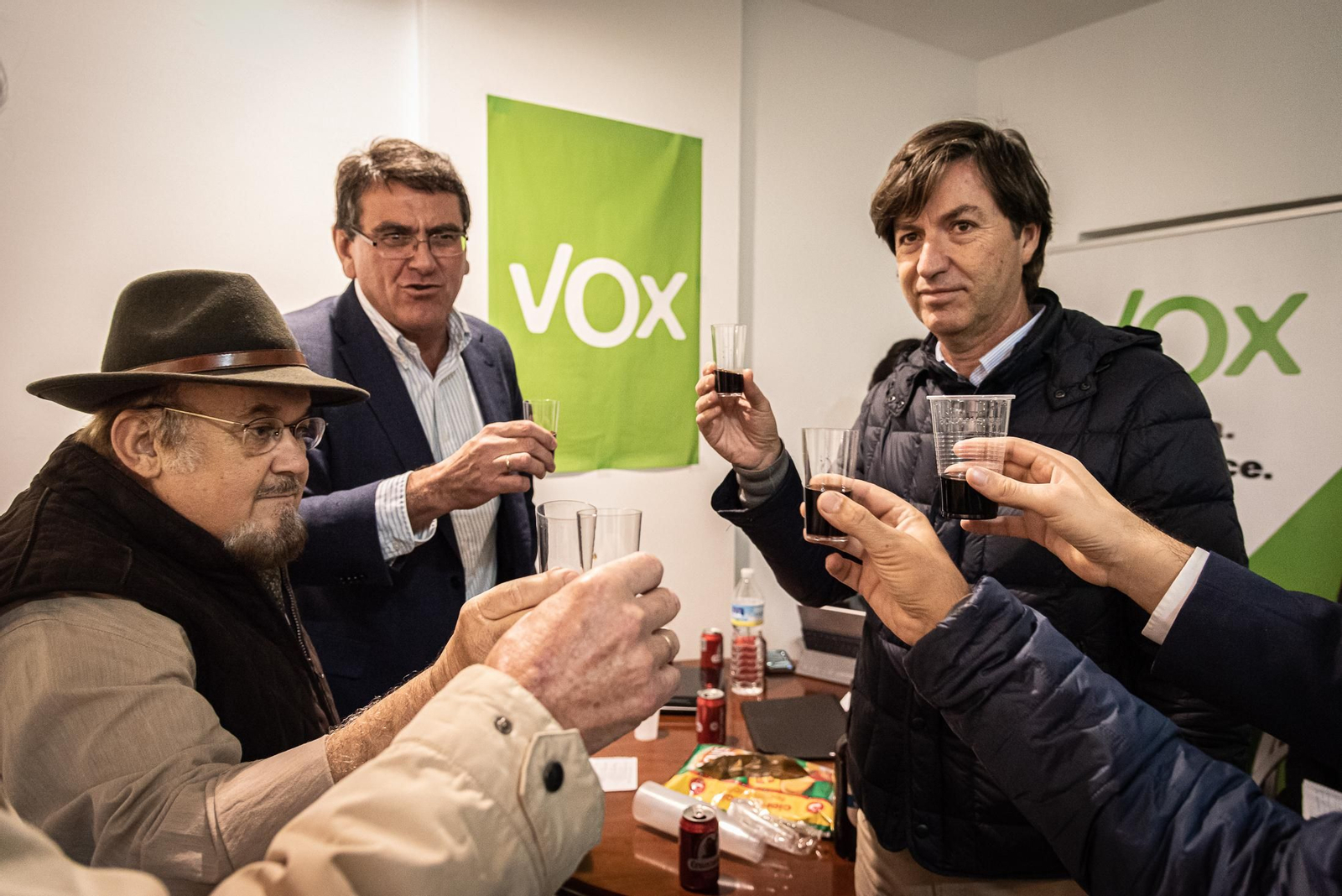 Imágenes de la jornada electoral en la sede de VOX en Huelva